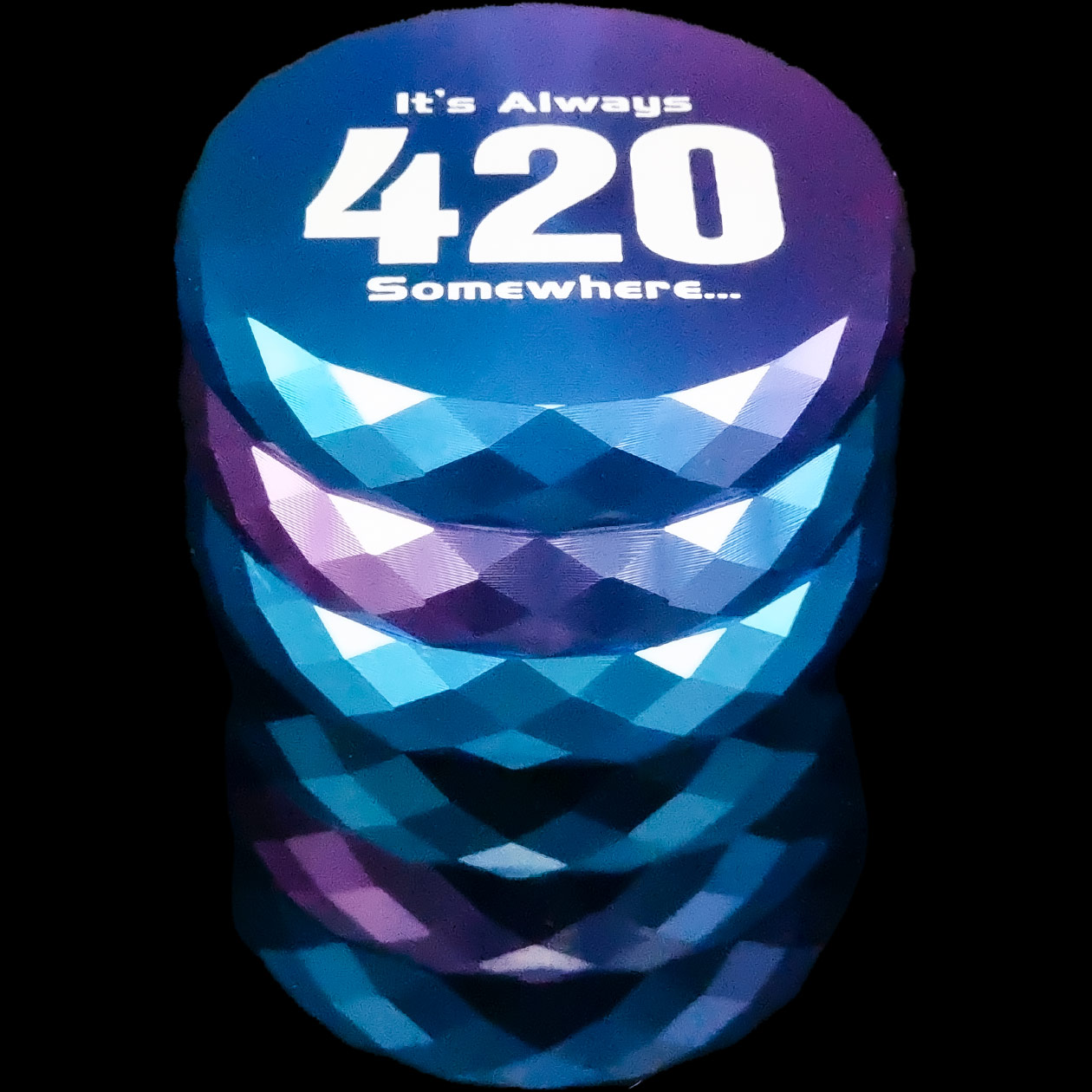 produkt 1830 honeypuff diamond cutting grinder rainbow blau lila rautenform 4 tlg aluminium 50mm geschenkbox 420 somewhere