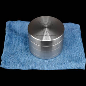 produkt 1855 bavarian botanicals edelstahlgrinder edelstahl gravur 50mm 4 tlg silber crusher shredder kindl edel geschenk stoffsaeckchen